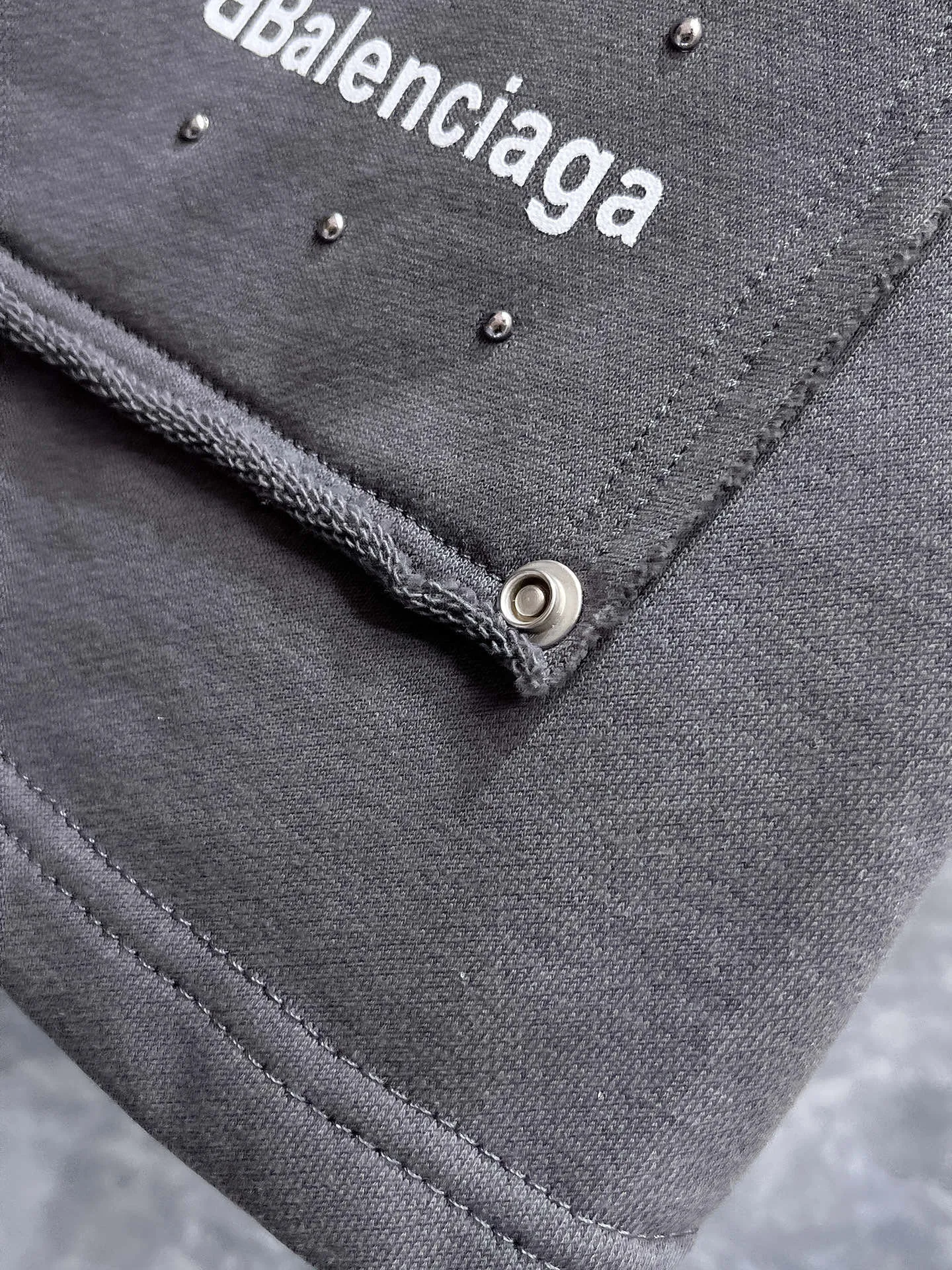 Balenciaga's three-standard complete 2026 summer New Arrival men's casual shorts, advanced custom-made Breathable fabric, Breathable fabric, extremely stretchy and comfortable, impeccable details, top-grade accessories, original logo design concept, delicate and soft feel! The upper body fit is awesome! Size: M-XXXL Please state your height and weight when ordering